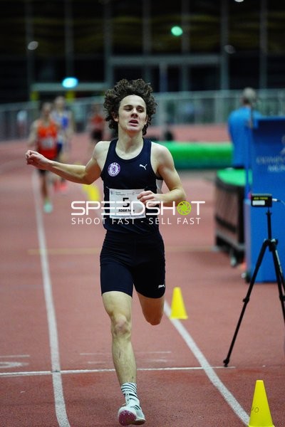 Läufer mit Startnummer 5 in Aktion