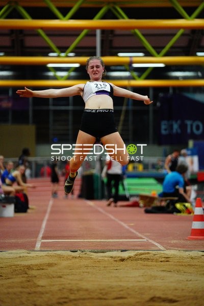 Athletin mit Startnummer 215 beim Weitsprung