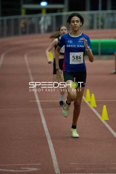 Läuferin mit Startnummer 586 in Aktion