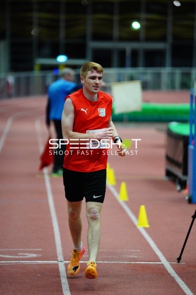 Leichtathlet läuft in Halle