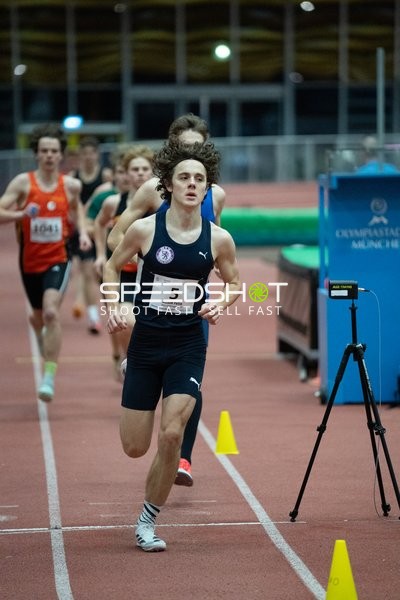 Läufer mit Startnummer 5 in Führung