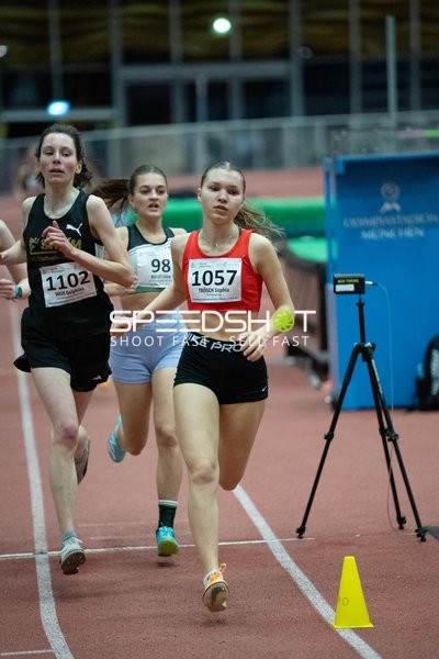 Läuferinnen mit Startnummern 1057, 1102 und 98