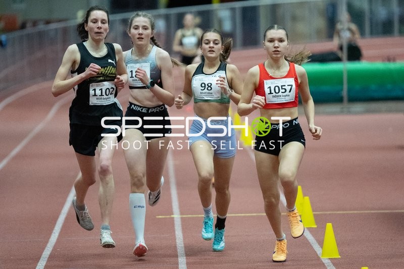 Läuferinnen mit Startnummern 1102, 115, 98, 1057