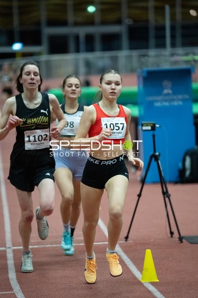 Läuferinnen mit Startnummern 1057, 1102 und 98