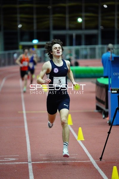 Athlet mit Startnummer 5 sprintet