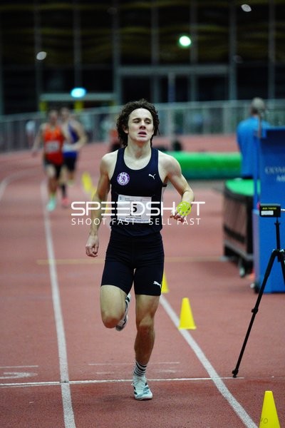 Läufer mit Startnummer 5 in Aktion