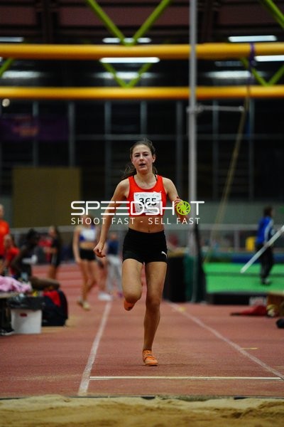 Athletin mit Startnummer 365 in Aktion