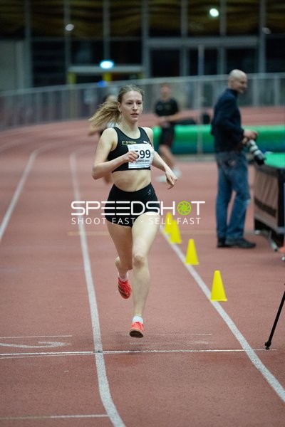 Athletin mit Startnummer 99 in Aktion