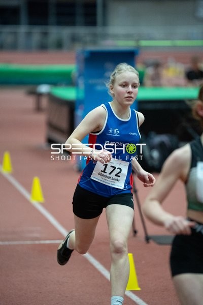 Athletin mit Startnummer 172 in Aktion