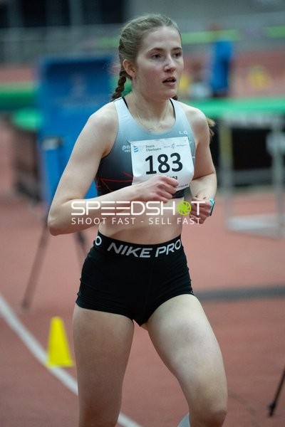 Athletin mit Startnummer 183 in Aktion