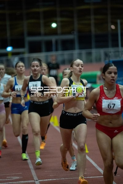 Läuferinnen mit Startnummern in Aktion