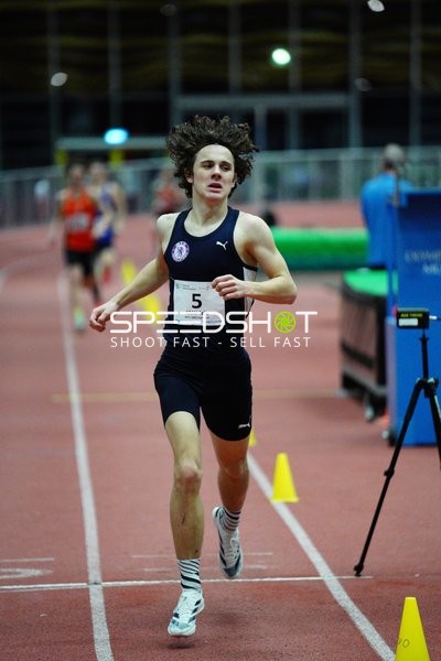 Athlet mit Startnummer 5 in Aktion