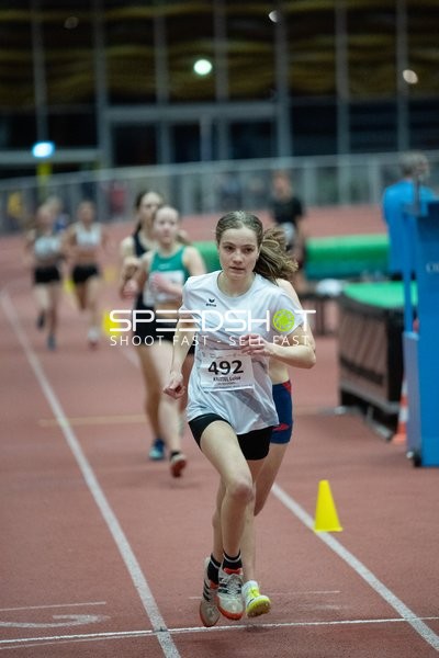 Leichtathletin mit Startnummer 492 in Aktion