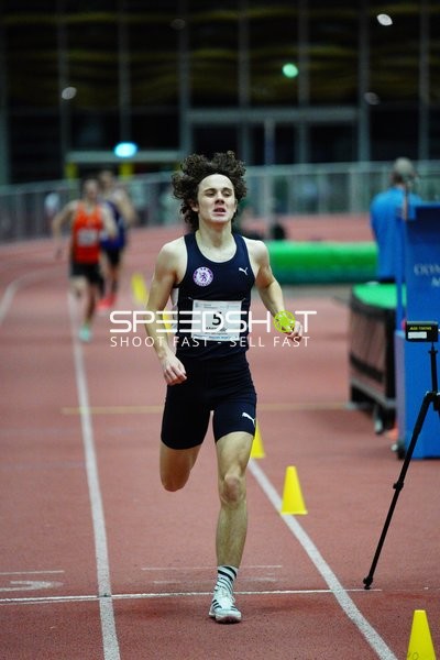 Läufer mit Startnummer 5 in Aktion