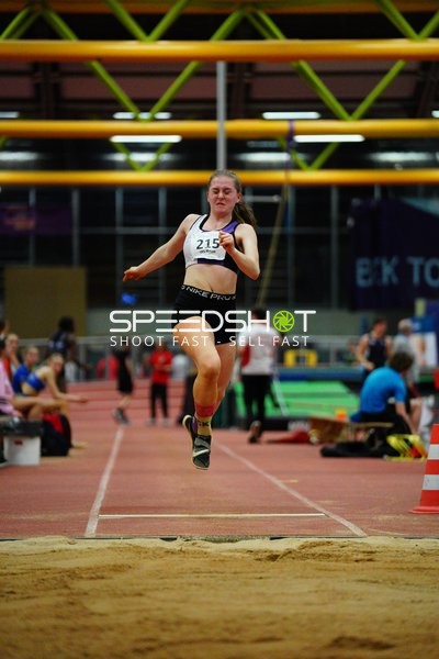 Athletin mit Startnummer 215 beim Weitsprung
