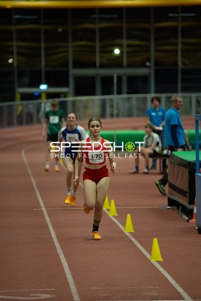 Läuferin mit Startnummer 670 in Führung