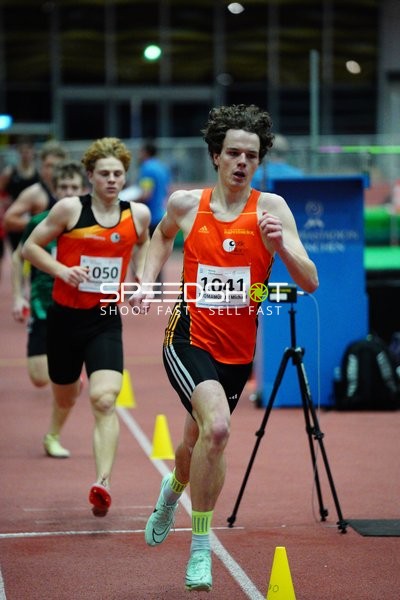 Läufer mit Startnummer 1041 und 050