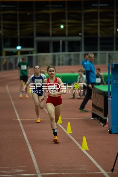 Läuferin mit Startnummer 670 in Führung