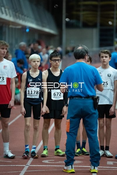 Athleten mit Startnummern vor Rennen