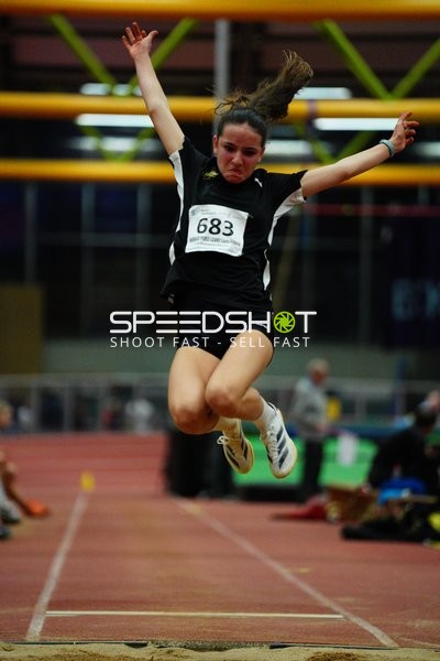 Athletin mit Startnummer 683 beim Weitsprung