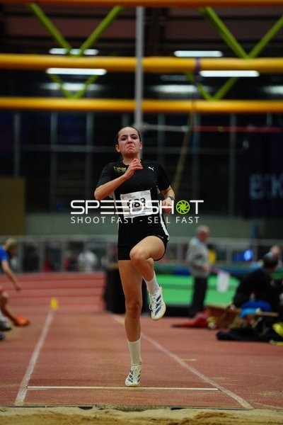 Athletin mit Startnummer 683 beim Weitsprung