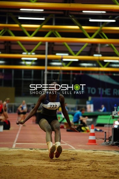 Athletin mit Nummer 722 beim Weitsprung