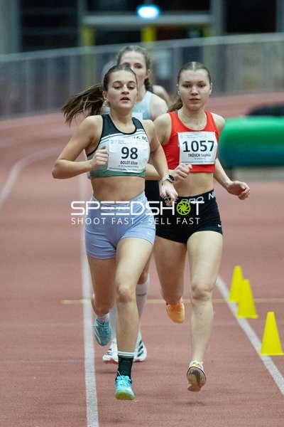 Läuferinnen mit Startnummern 98 und 1057