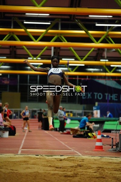 Athletin mit Startnummer 722 beim Weitsprung