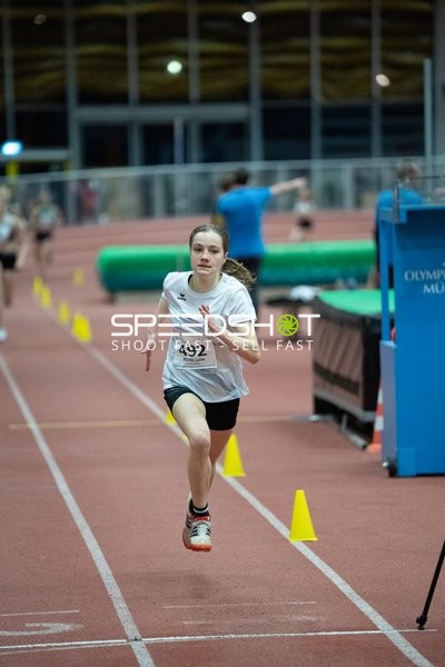 Athletin mit Startnummer 492 sprintet