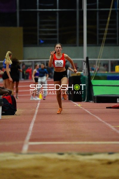 Athletin mit Startnummer 365 in Aktion