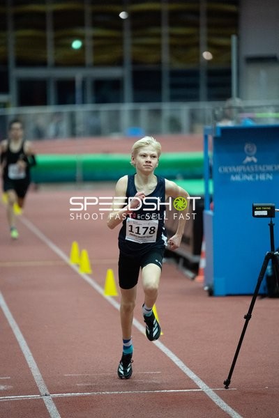 Läufer mit Startnummer 1178 sprintet