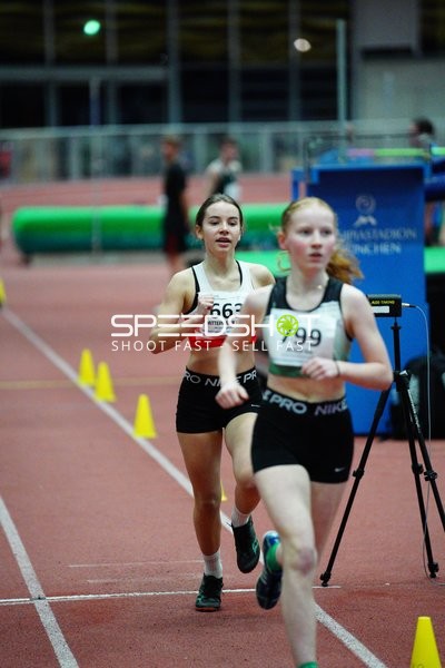 Läuferinnen mit Startnummern 799 und 663