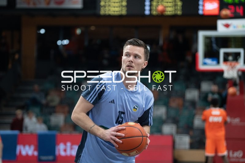 Martin Hermannsson (15; Alba Berlin) mit Ball in Aktion vor dem Spiel