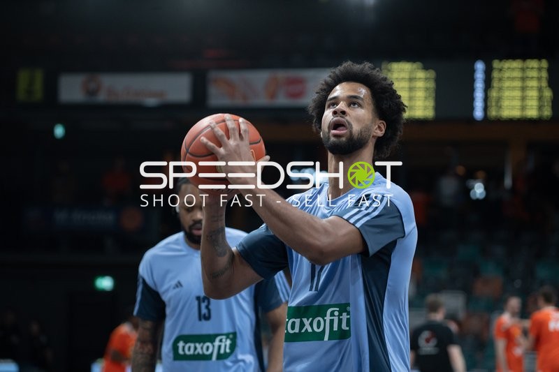 Norris Agbakoko (17; Alba Berlin) beim Aufwärmen mit Wurf