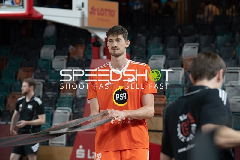Tibor Pleiss (Rasta Vechta) beim Aufwärmen vor dem Spiel