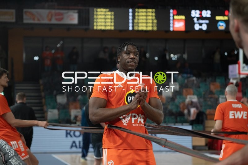 Malcolm Dandridge (23; Rasta Vechta) beim Aufwärmen