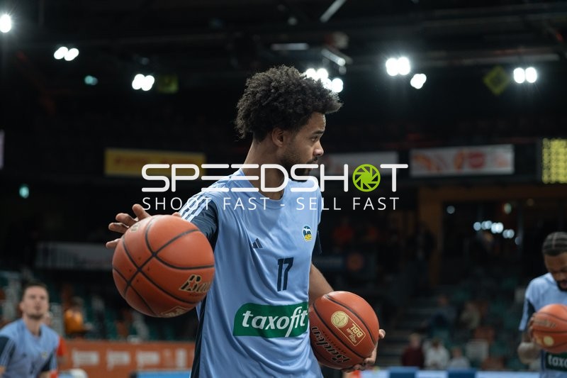 17; Rasta Vechta mit Ball