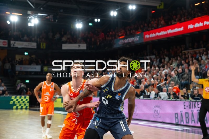 Joschka Ferner (9, Rasta Vechta) und Norris Agbakoko (17, Alba Berlin) beim Rebounden