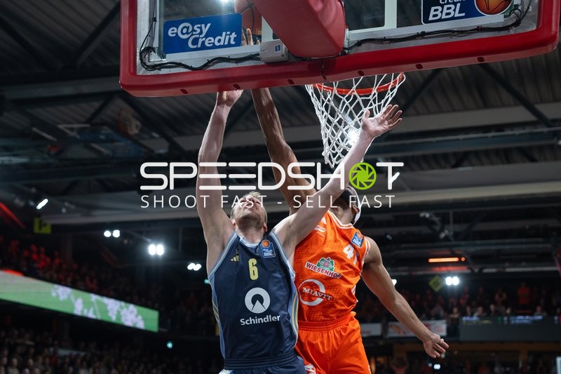 Malte Delow (6; Alba Berlin) und Lloyd Pandi (41, Rasta Vechta)