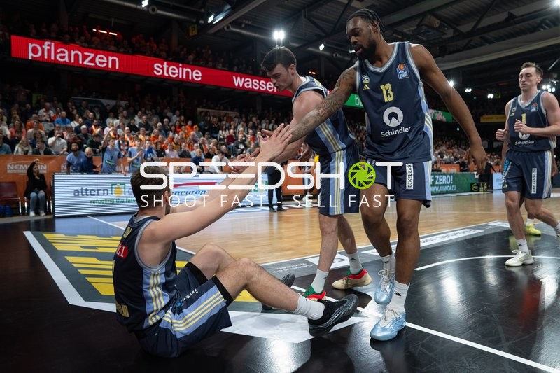 Szene mit Jonas Mattisseck (9; Alba Berlin) und Jwan Roberts (13; Alba Berlin)