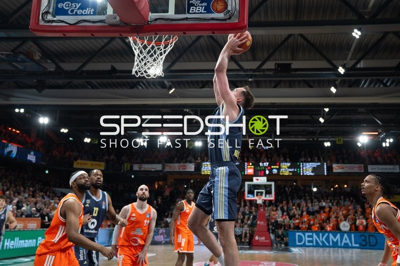 Spielaktion mit Moses Wood (11, Alba Berlin) am Korb