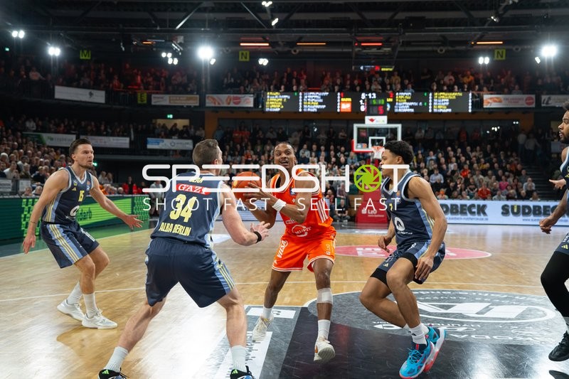 Alonzo Verge Jr. (11, Rasta Vechta) und Martin Hermannsson (15; Alba Berlin) mit Ball in Aktion