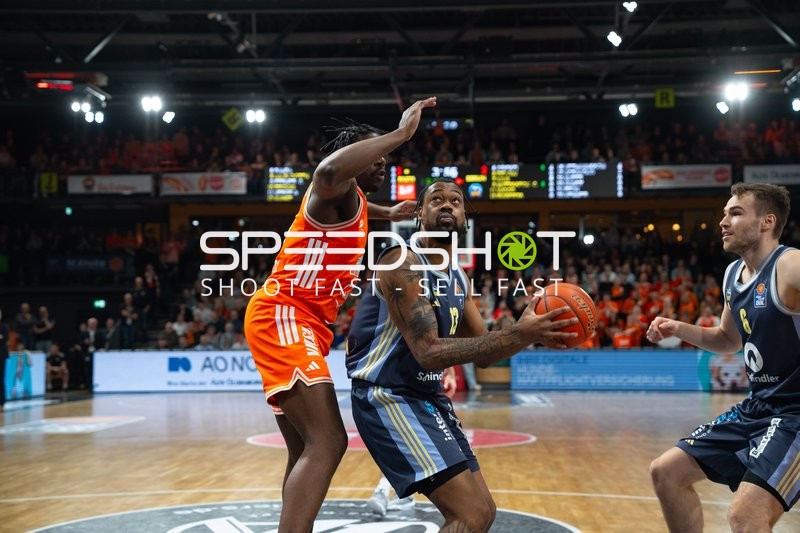 Jwan Roberts (13; Alba Berlin) mit Ball gegen Luc van Slooten (6; Rasta Vechta)