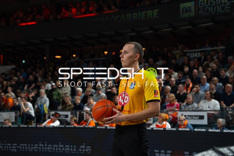 Schiedsrichter mit Ball in der Halle