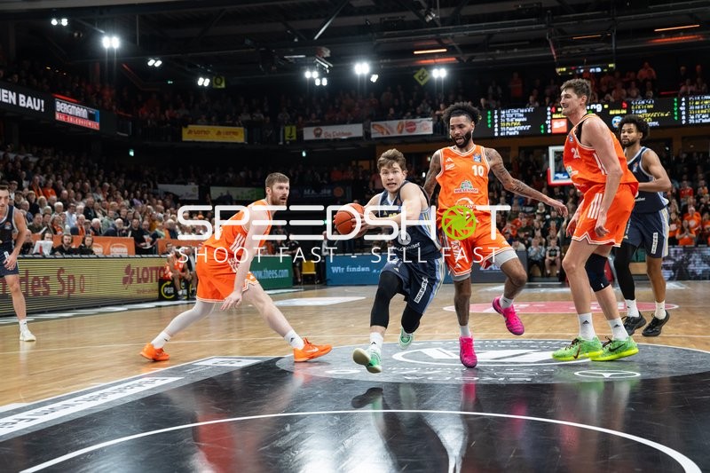 Spielaktion mit Bennet Hundt (33, Alba Berlin), Tevin Brown (10; Rasta Vechta) und Norris Agbakoko (17; Alba Berlin)