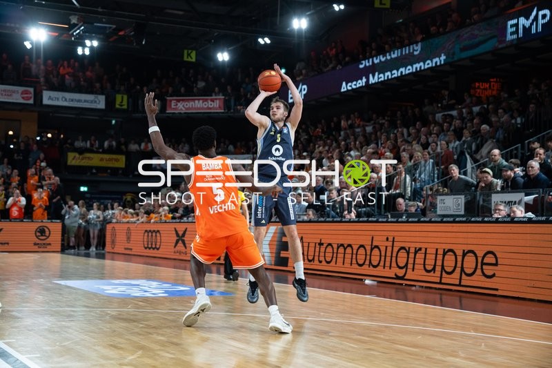 Malte Delow (6; Alba Berlin) mit Wurf gegen TJ Bamba (5; Rasta Vechta)