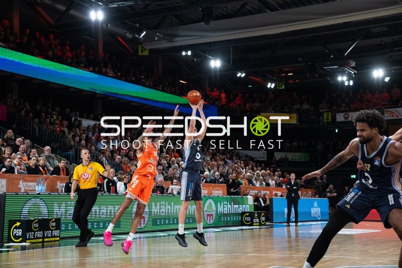 Malte Delow (6, Alba Berlin) mit Wurf