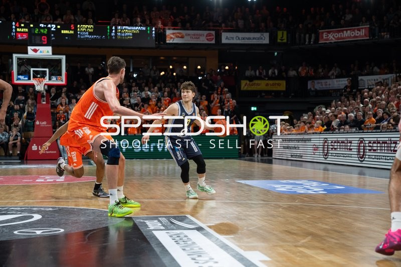 Bennet Hundt (33; Alba Berlin) mit Ball in Aktion