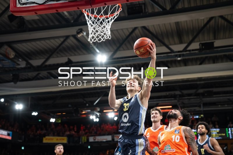 Bennet Hundt (33; Alba Berlin) beim Korbleger