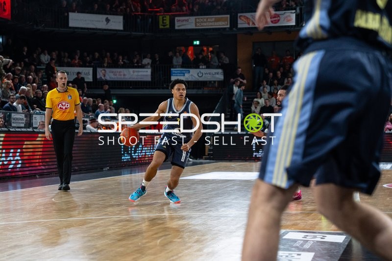 Jack Kayil (7; Alba Berlin) mit Ball in Aktion